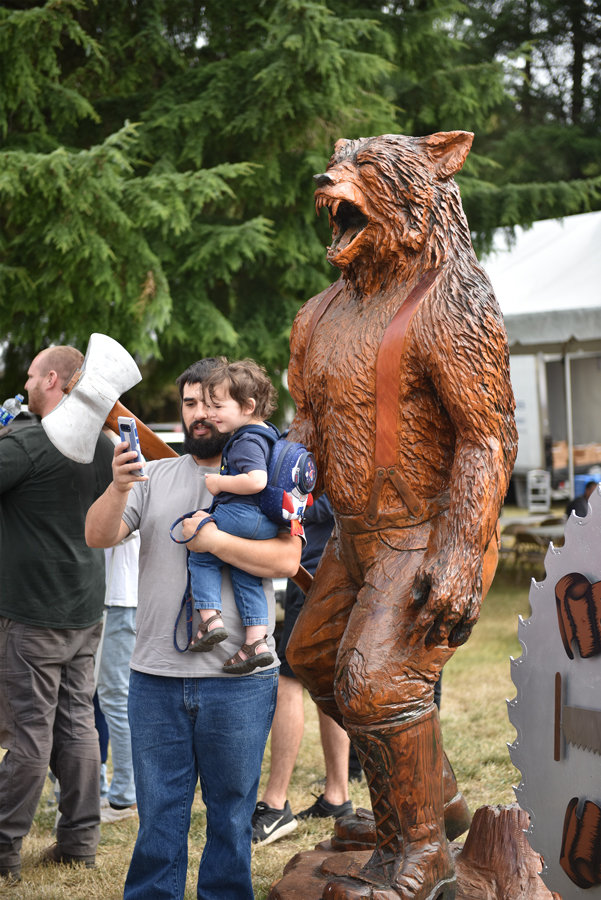 Selfie with "Timber Beast" sculpture by Jeff Samudosky. Photo: David Zeigler, KP News