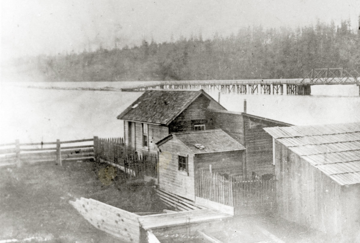 Partial view of the first bridge ca. 1903-1904, showing the west approach and the fixed span. Pearl’s by the Sea restaurant later occupied the site, the location today of Massimo Italian Bar & Grill.