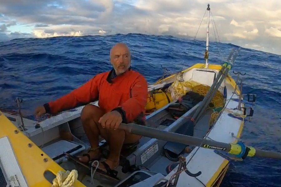 Erden Eruç at the oars, crossing the Pacific alone for the second time.