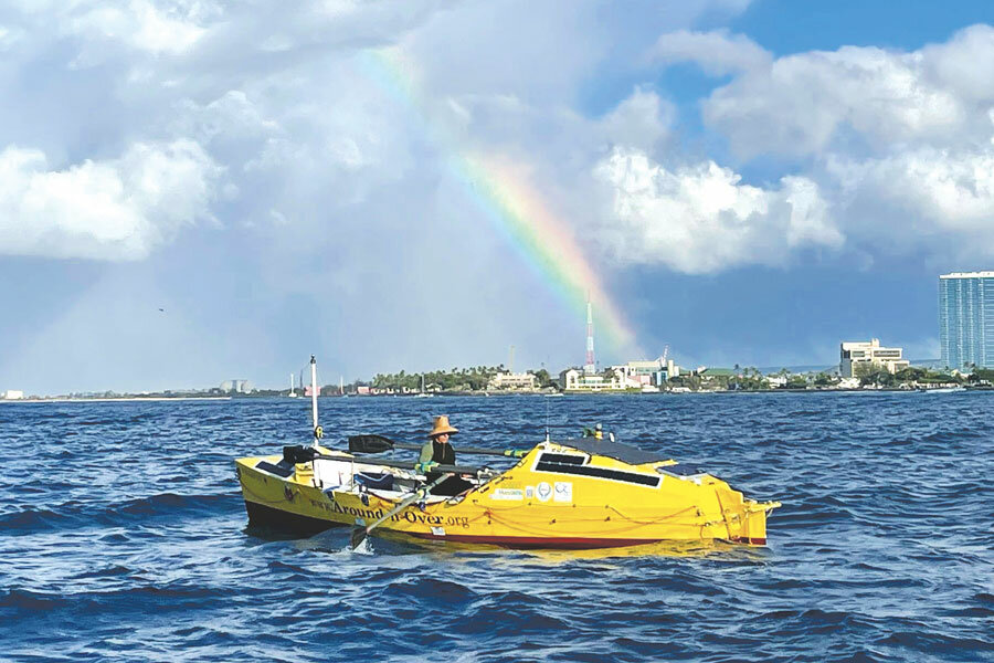 Erden Eruç rowing out of Honolulu in 2021.